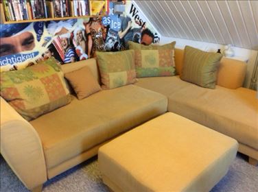 Abbildung: Eckcouch + Hocker an Selbstabholer