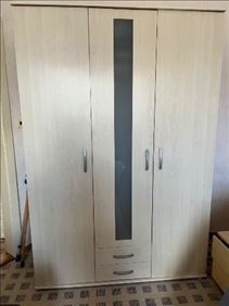 Abbildung: Kleiderschrank 