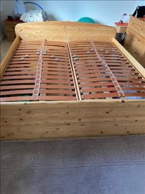 Abbildung: Doppelbett mit Lattenrosten 