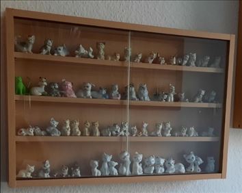 Abbildung: Porzellan Katzen im Setzkasten