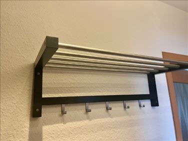 Abbildung: IKEA TJUSIG Garderobe mit Hutablage 