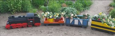 Abbildung: Origineller Blumenkasten als Gartenzug
