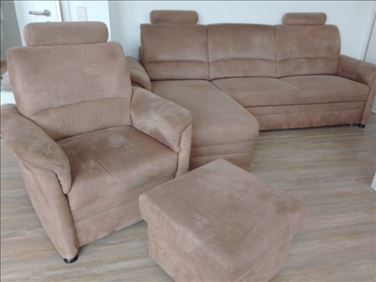Abbildung: Couch mit Sessel und Hocker