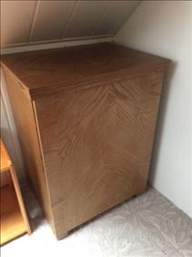 Abbildung: Stoffe und Nähmaschine (Schrank) zu verschenken