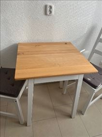 Abbildung: Ikea Esstisch mit zwei passenden Stühlen